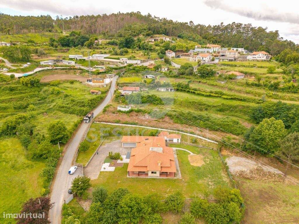 Moradia T4 Térrea de Luxo em Pedra com Terreno, Garagem e Levada Natur-43