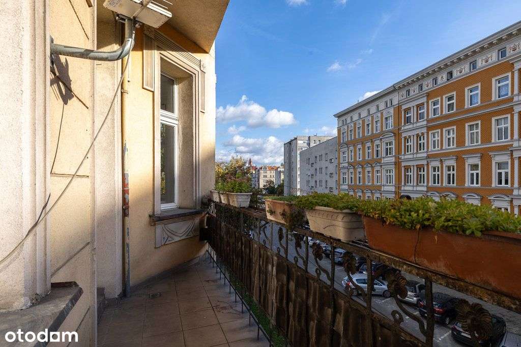 Pięknie doświetlone mieszkanie w kamienicy | film-13