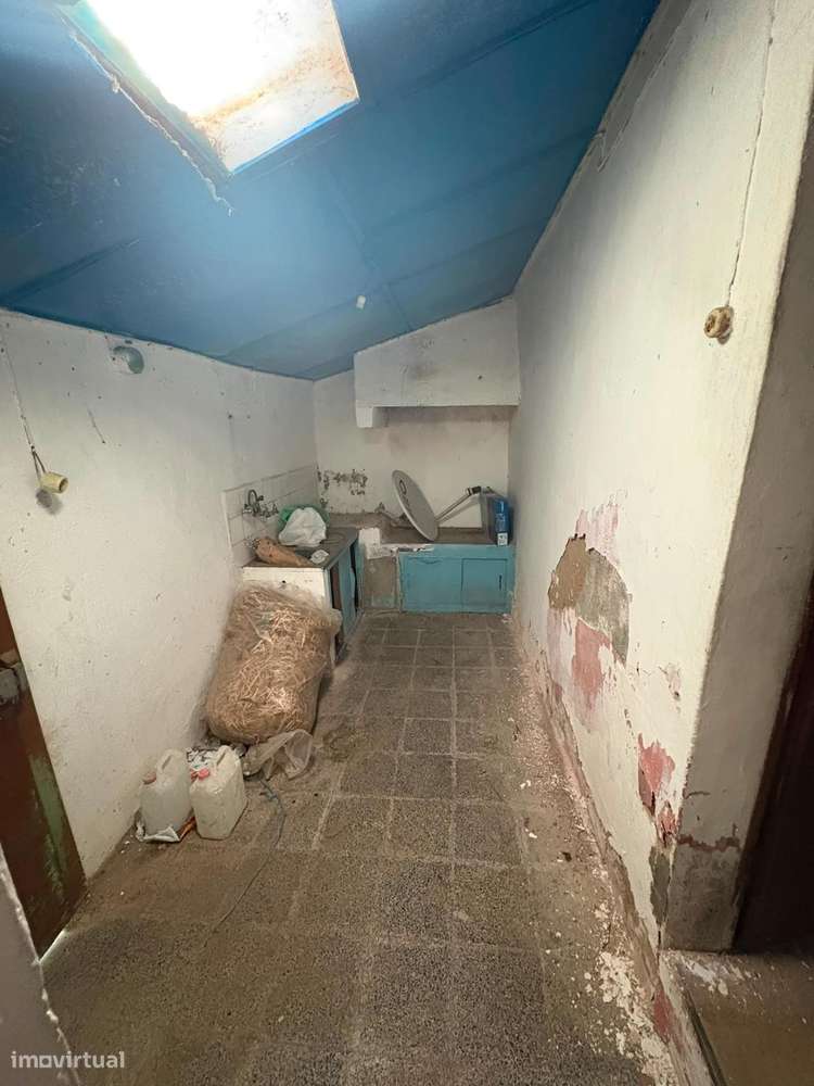 Moradia térrea para reconstrução com logradouro em Moita do Norte-10