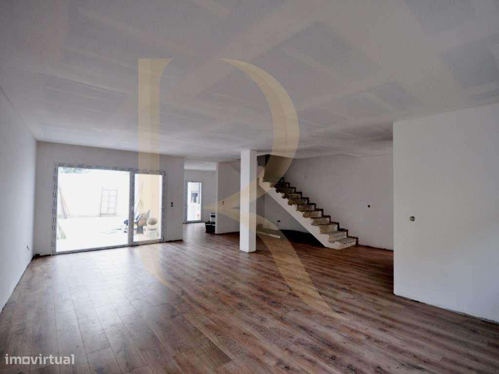 Moradia T4 nova com logradouro nas Paivas - Amora - Seixal - Grande imagem: 4/25
