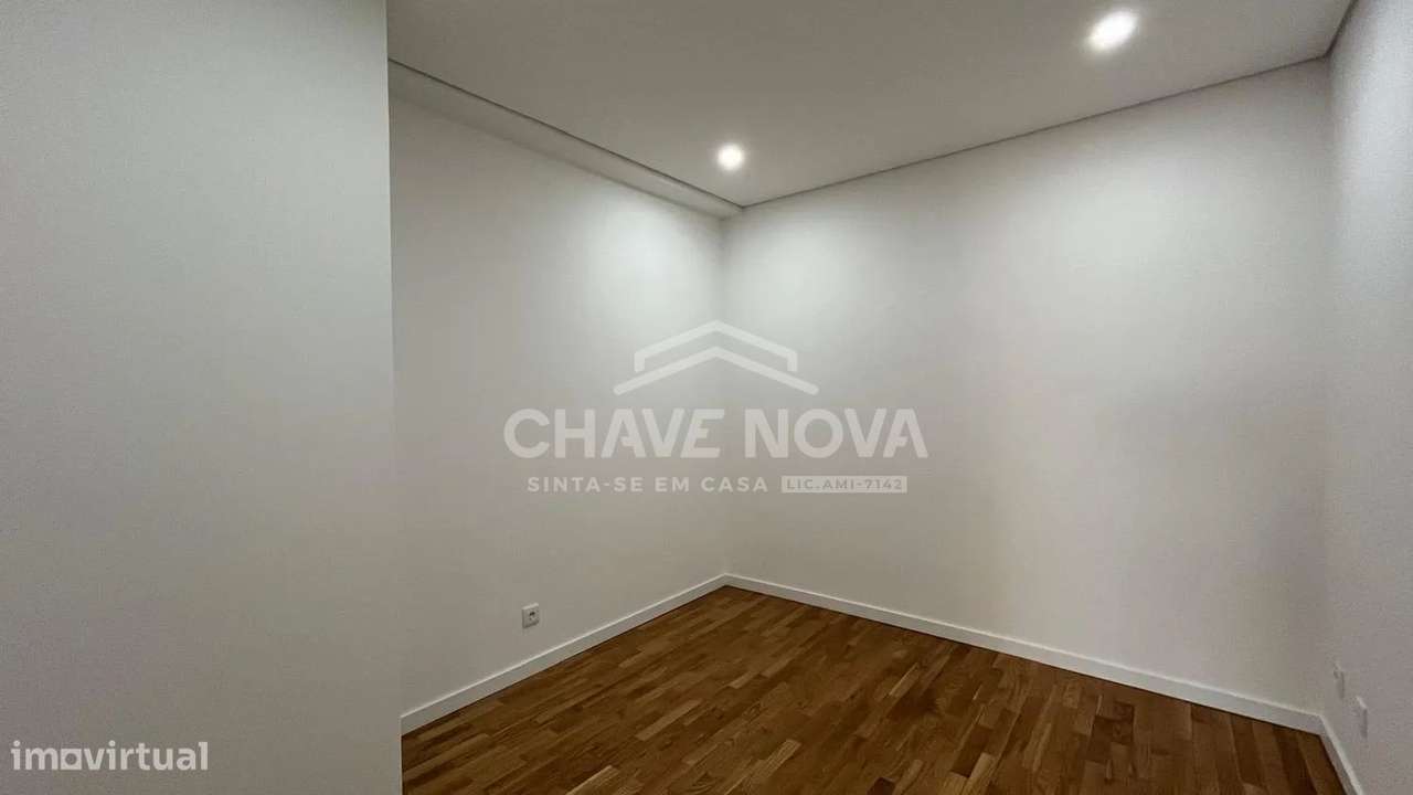 T2+1 Renovado na Madalena | Último Piso com Vista Mar e Box Privativa-12