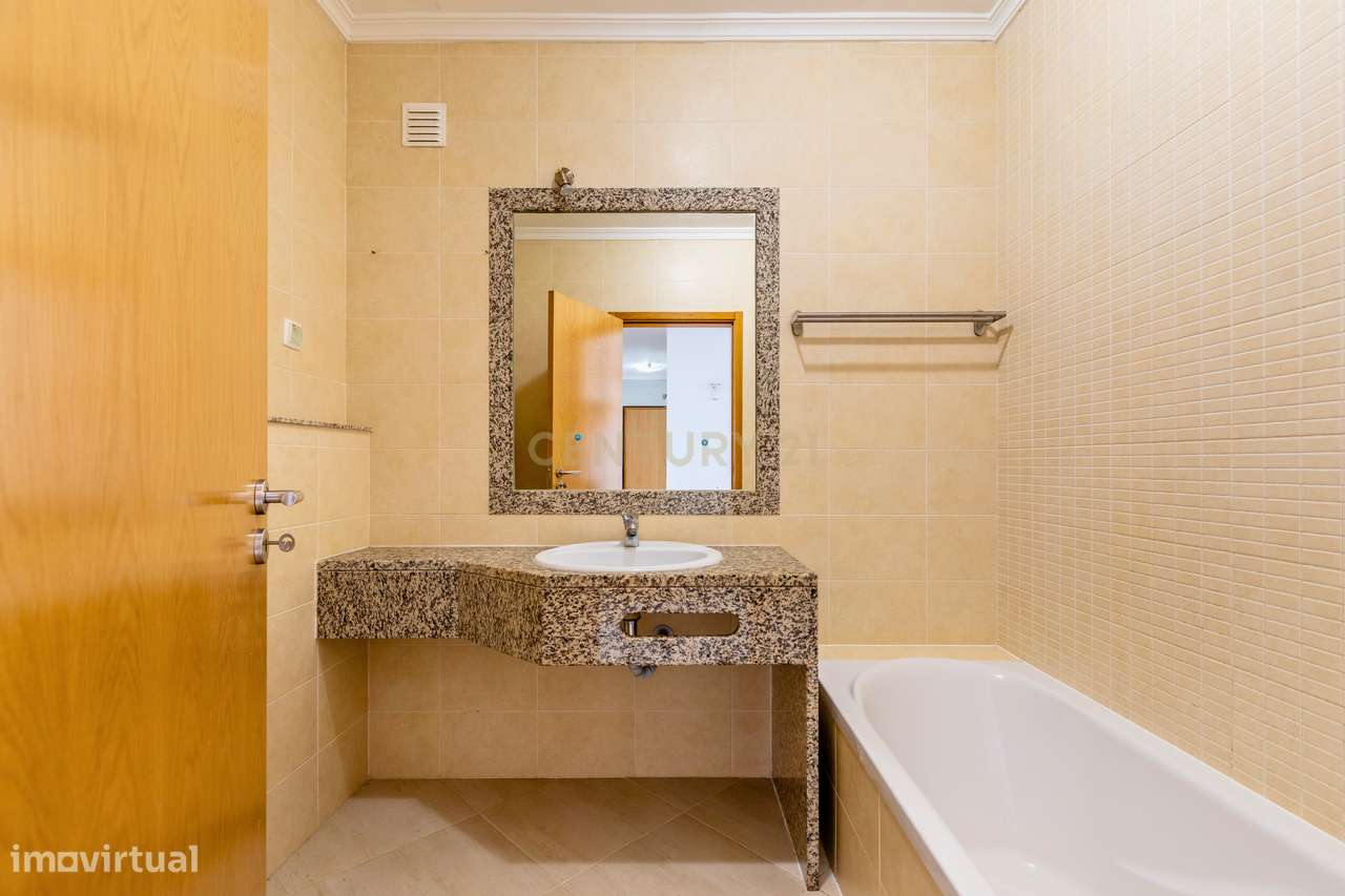 Apartamento Morderno T4 com Vista Mar, Elevador , Garagem e 166 m² em-21