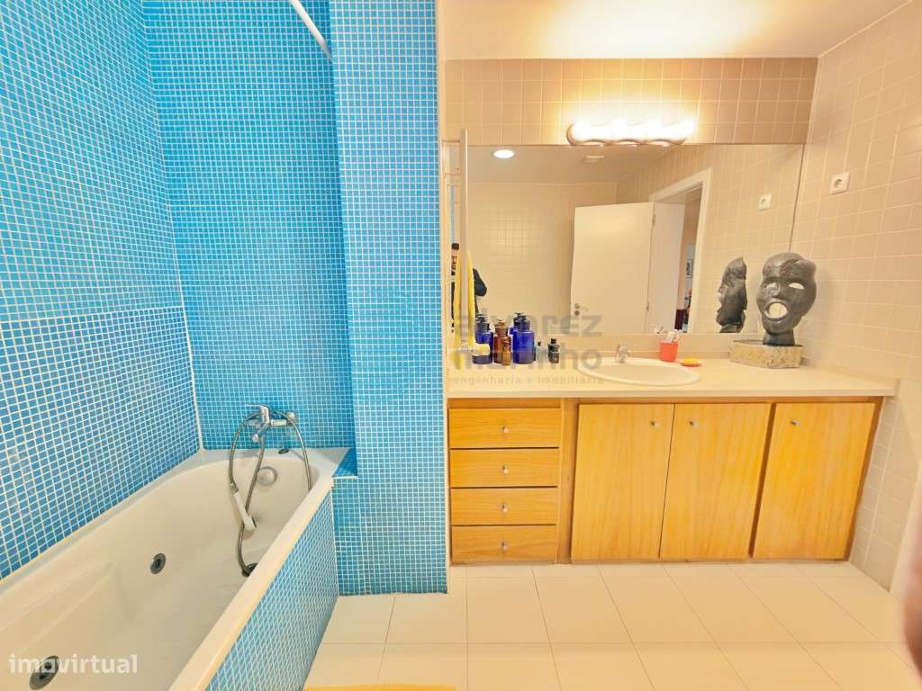 Apartamento T5, com 3 varandas, 2 lugares de estacionamento e Arrec...-18