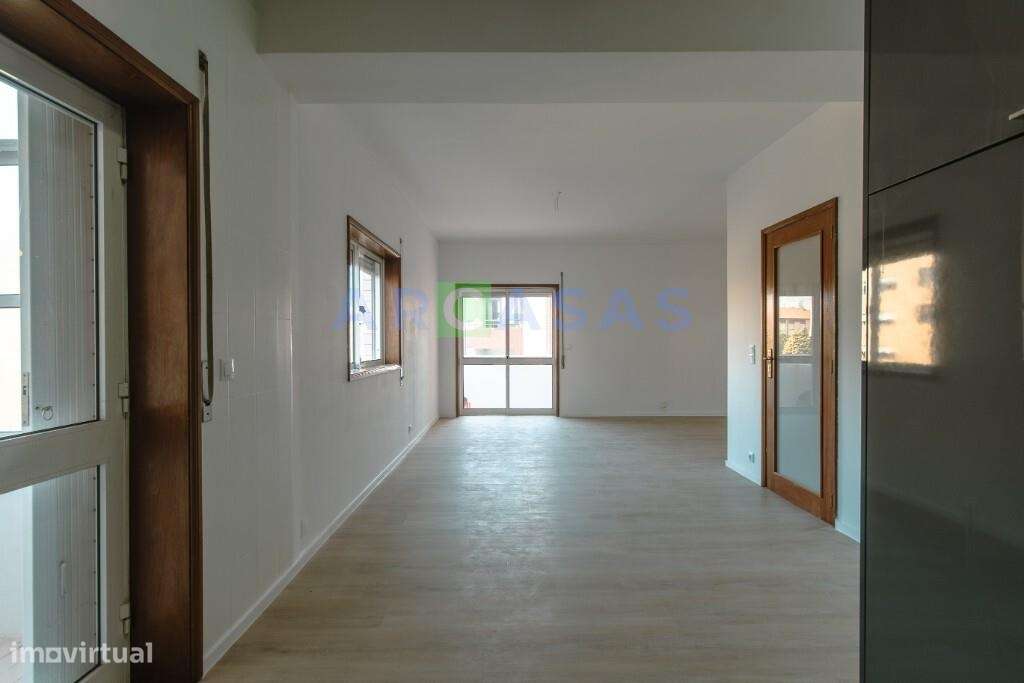 Apartamento T2 renovado, com lugar de garagem e varanda em Baguim do M-5