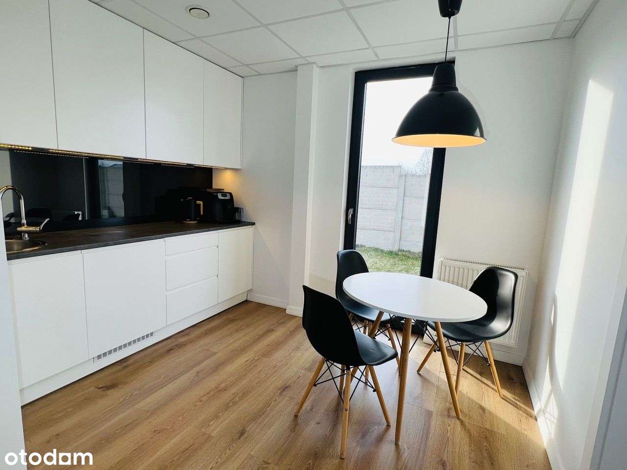 Nowoczesny budynek z dużym parkingiem - Pełny obrazek: 5/9