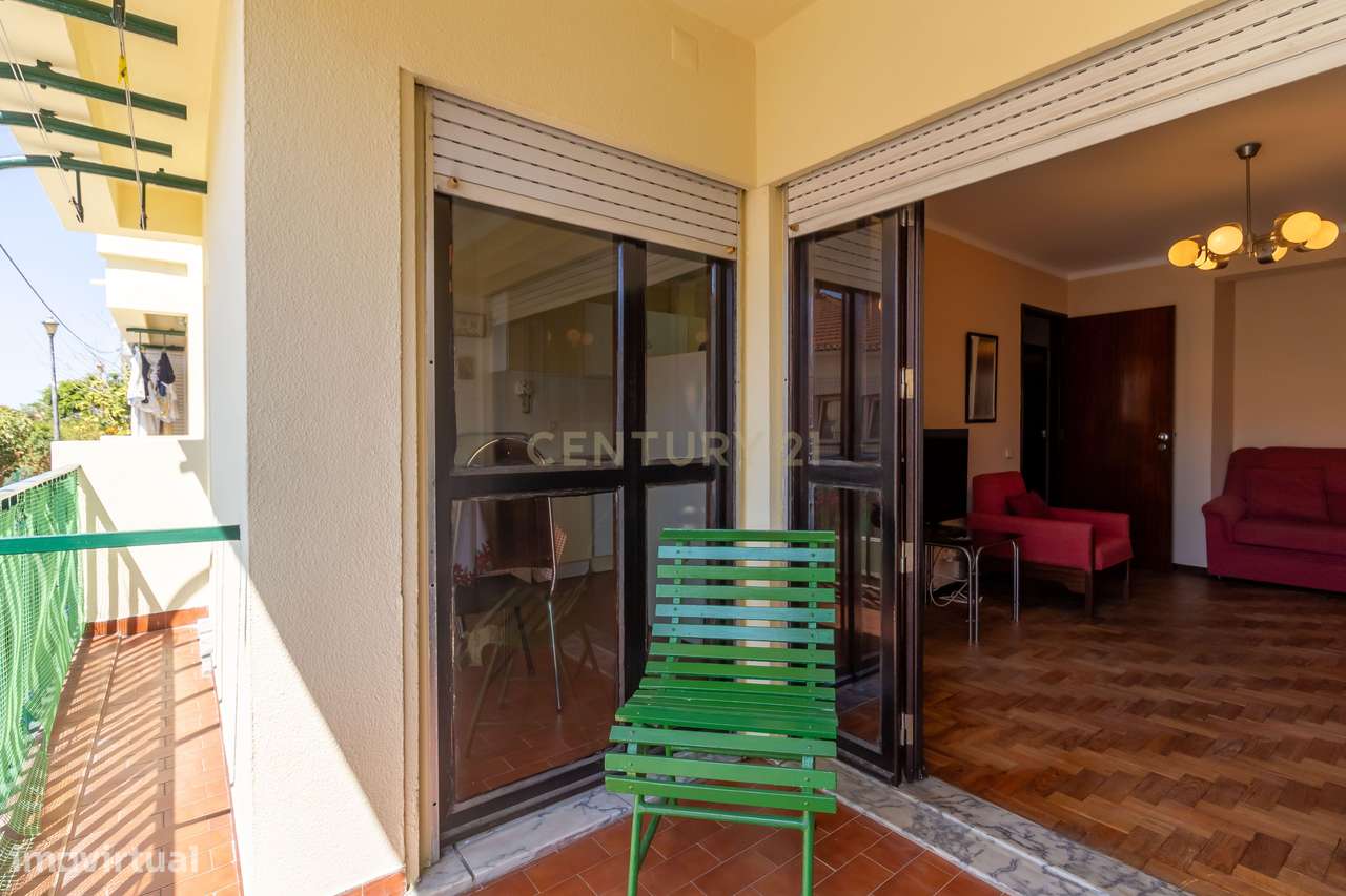 T1 em Caselas com varanda e vista desafogada – Excelente oportunidade-5
