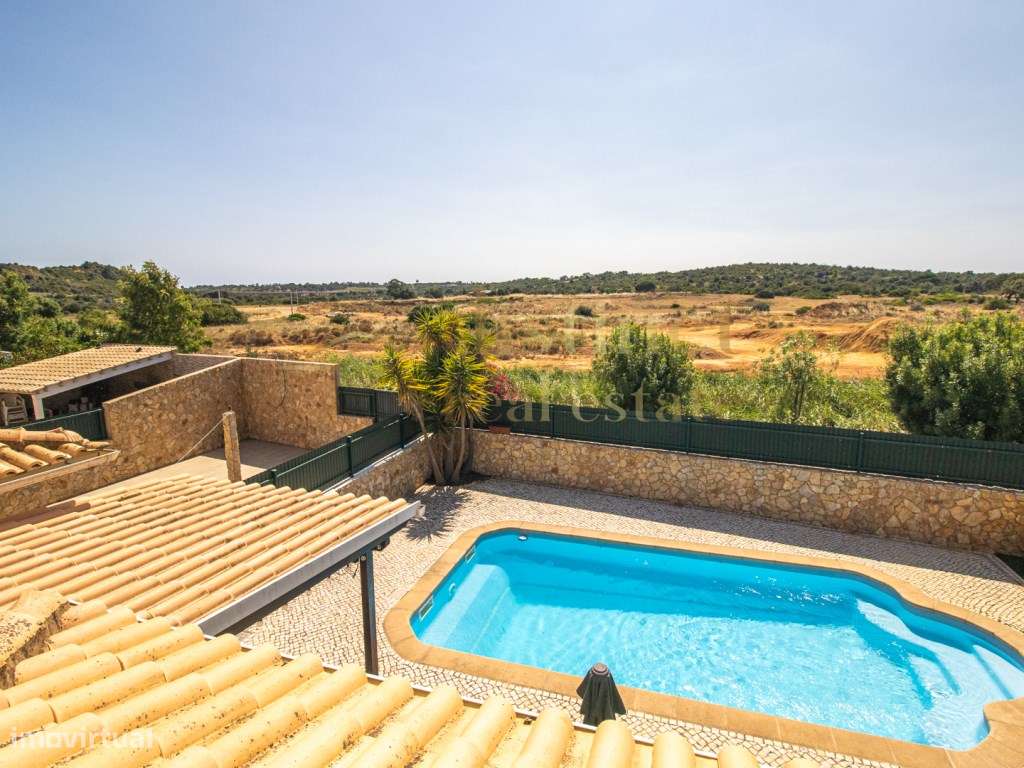 FANTÁSTICA/MORADIA EM BANDA/COM 4 QUARTOS/JARDIM & PISCINA/A APENAS...-5