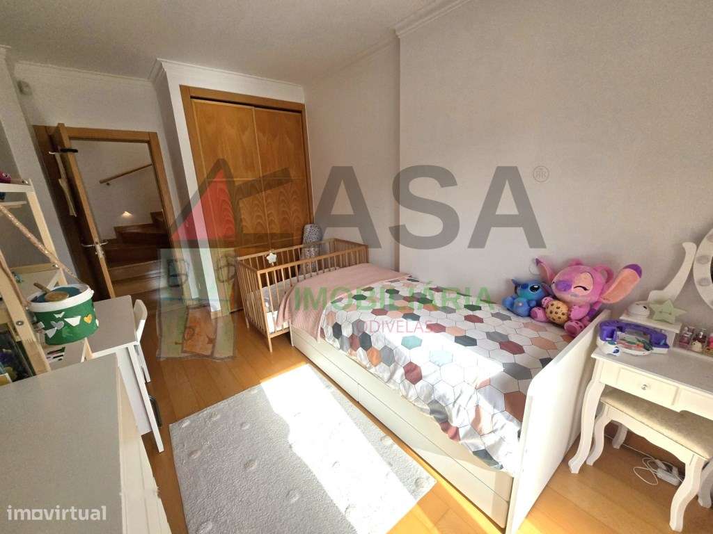 Moradia T4 com Terraço e Vista Desafogada em Loures-22