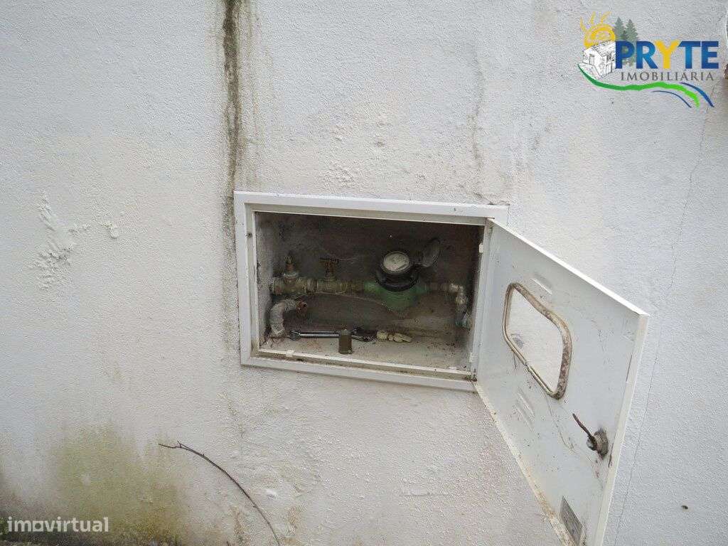 Pequena quinta a confinar com a Ribeira situada perto de Oleiros-53