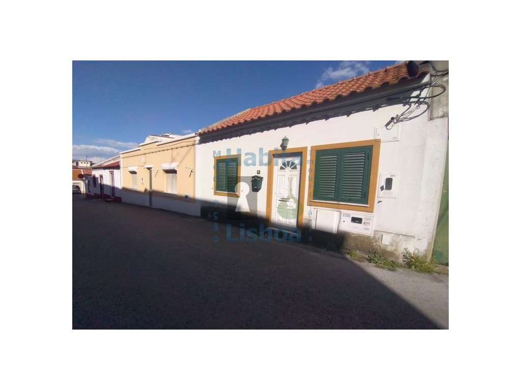 Moradia remodelada com terraço Junto à Baia do Seixal-13