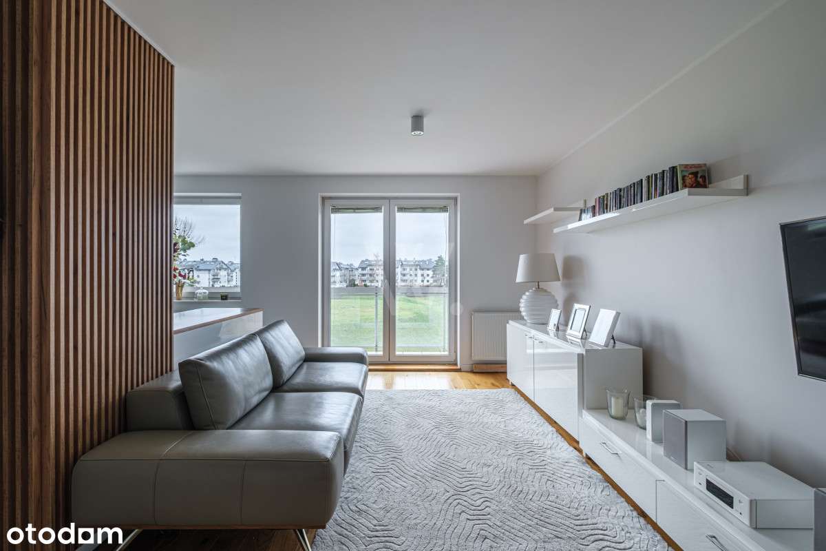 Przestronne, jasne wnętrze z miejscem i komórką.-6