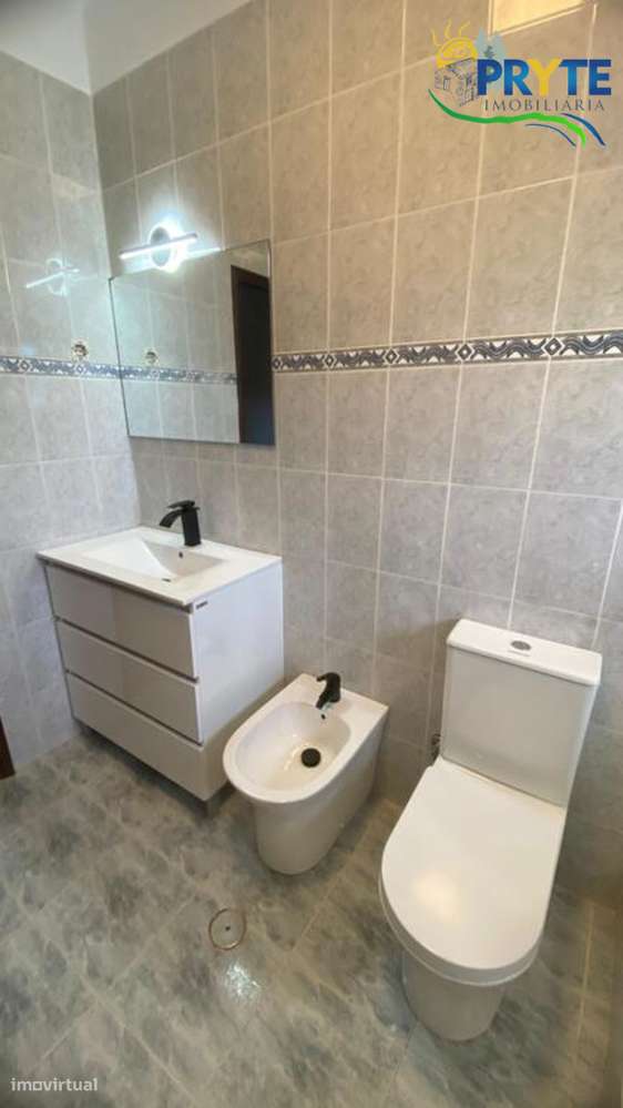 Moradia em Excelentes Condições com Amplo Terreno - Oportunidade Única-55