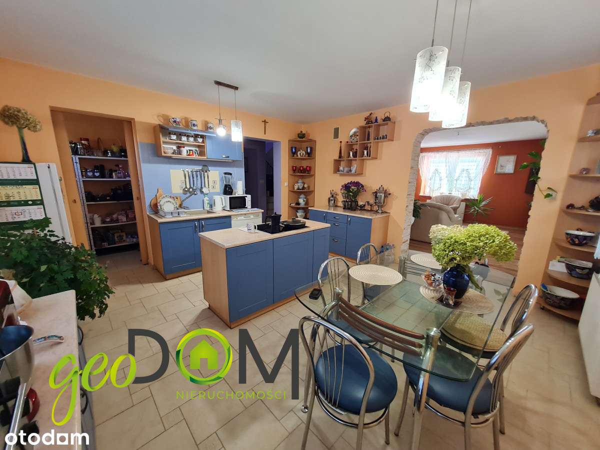 Przestronny dom o ciekawej bryle na dużej działce.-7