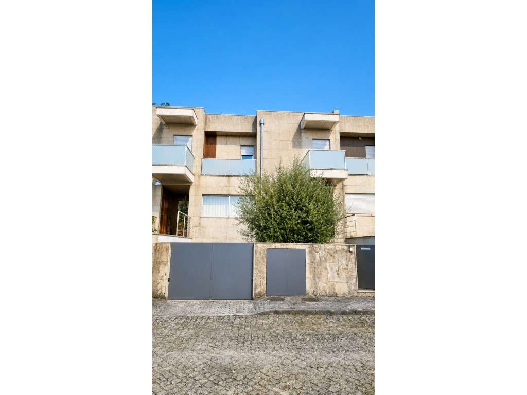 Moradia Geminada T4 Transformada em T3 com 3 Suites | São Pedro (Es...-0