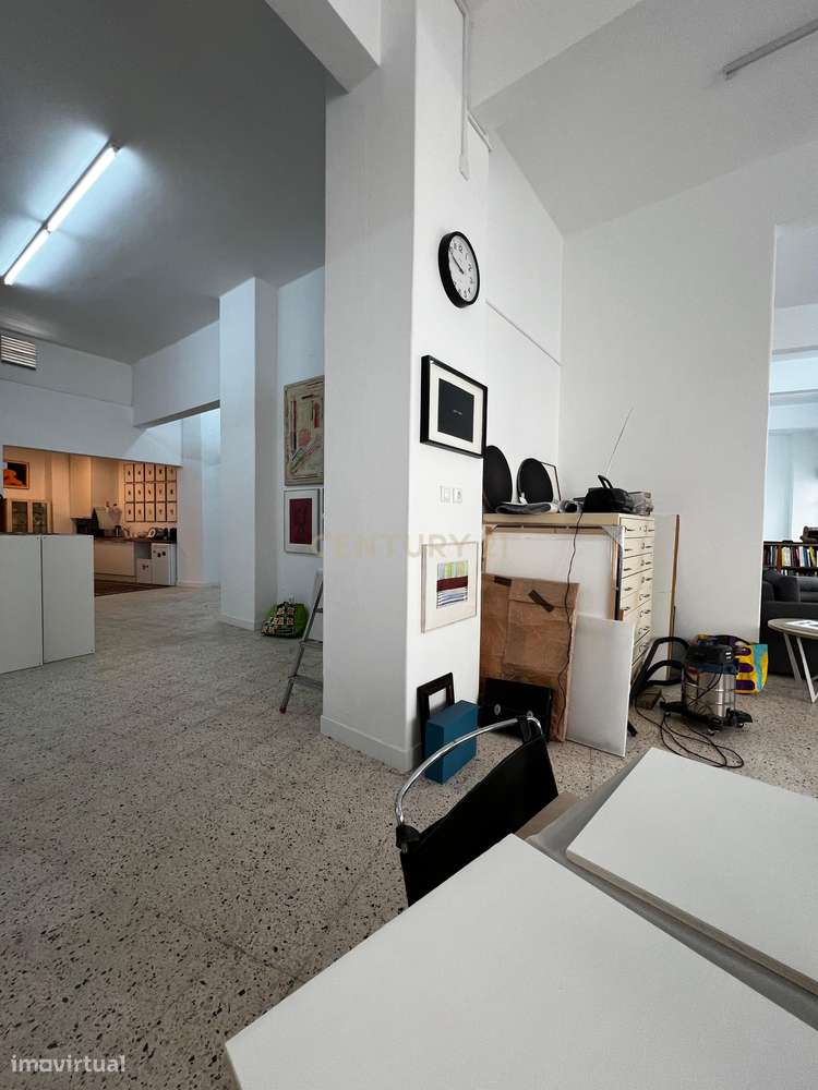 Armazém Amplo em Sacavém-7