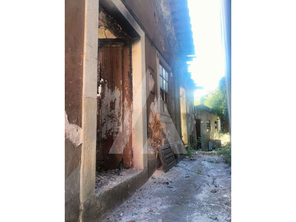 Moradia por recuperar em São João da Madeira-20