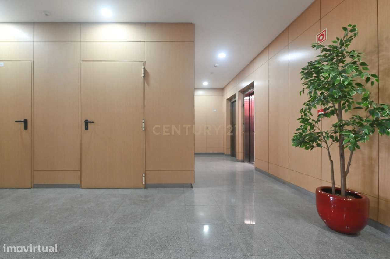 Elegante T2 com 2 Amplos Terraços e parqueamento  para Carro Elétrico-24