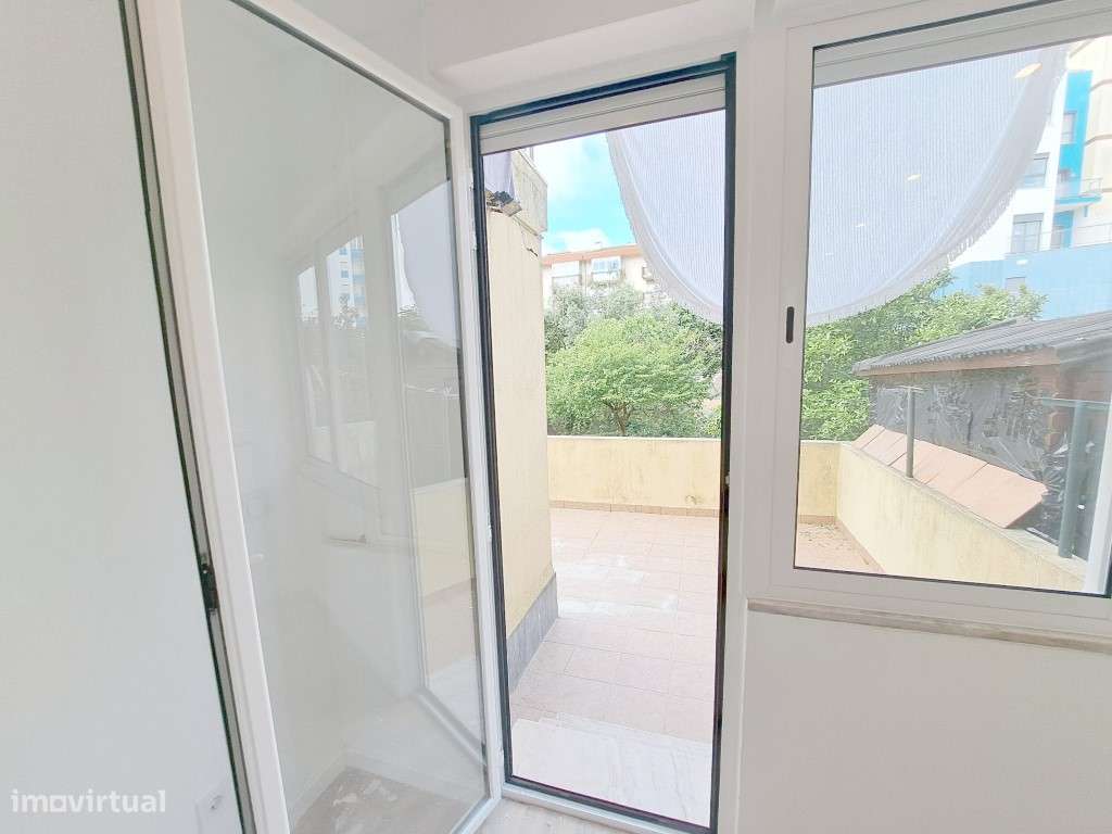 Apartamento T2 com pátio para venda em Algueirão-Mem Martins - Sint...-24