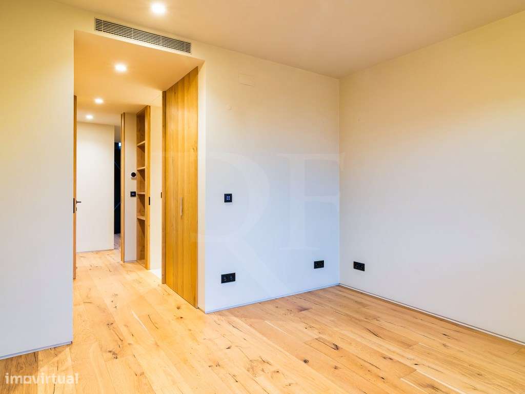 Moradia T5 com acabamentos de luxo e vista panorâmicas sobre a Baia...-28