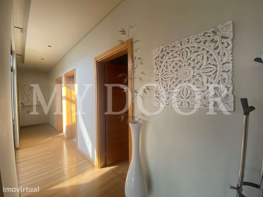 Loures - V4+1 Moradia c/ Piscina Privada - Varanda - Box + 2 parque...-29