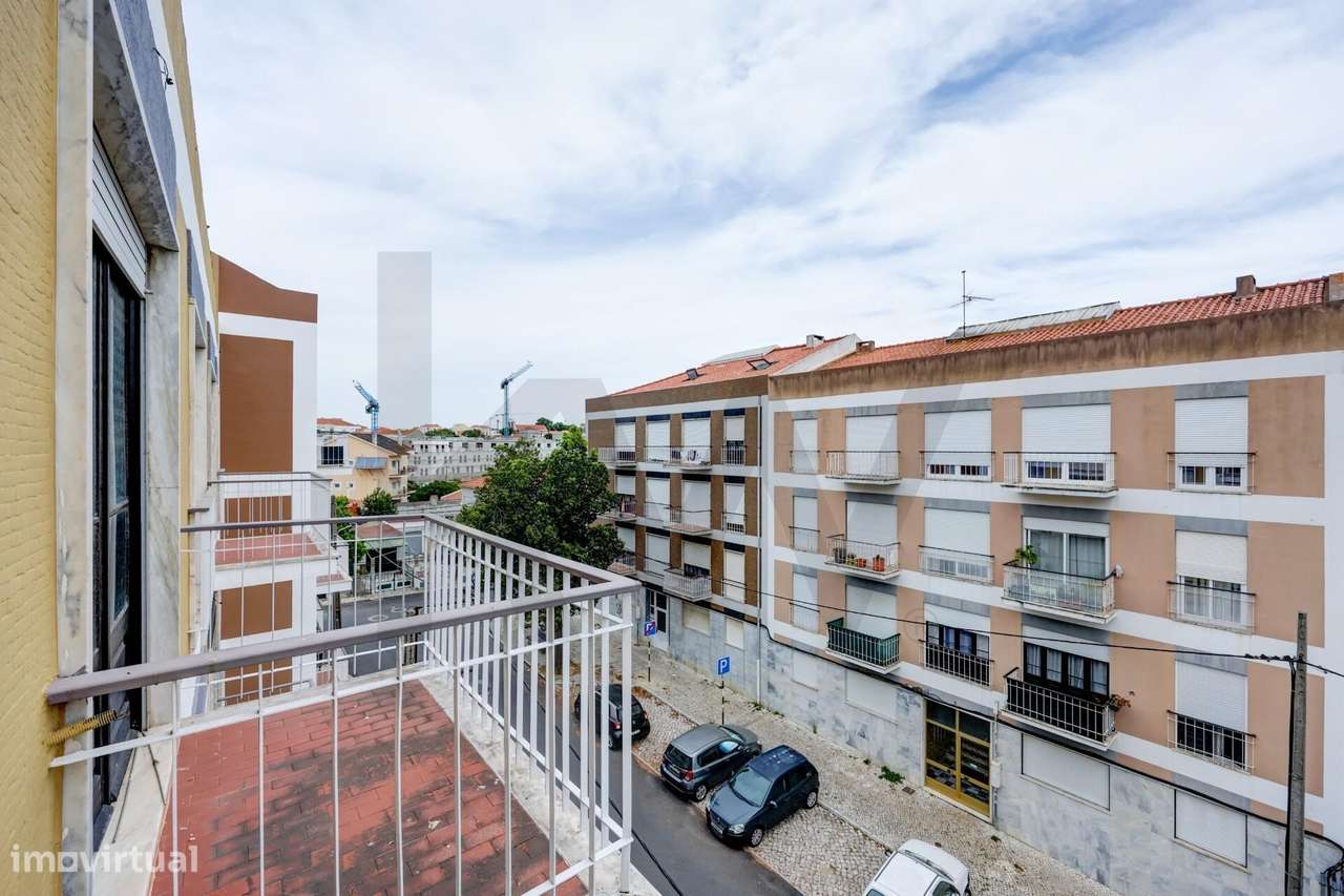 Apartamento T3 Monte da Caparica Rua General Humerto Delgado-23