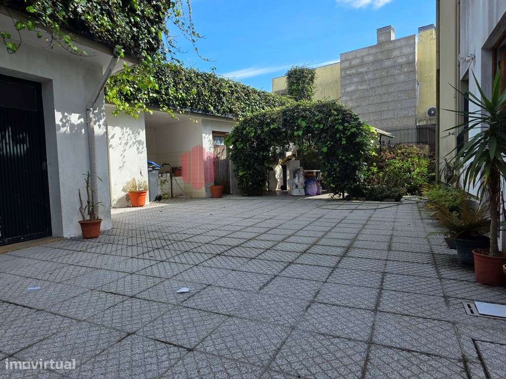 Moradia T6 de 4 frentes em Nogueira da Maia Excelente estado, áreas...-7