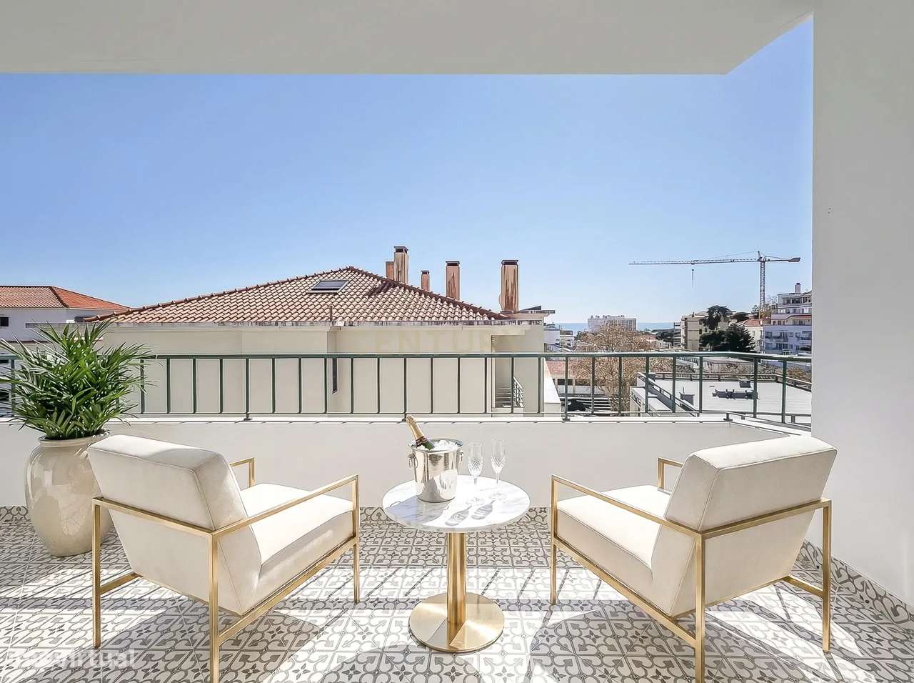 Viver no Estoril: T2 Renovado com Vista Mar, a 5 min a pé da Praia e d-5