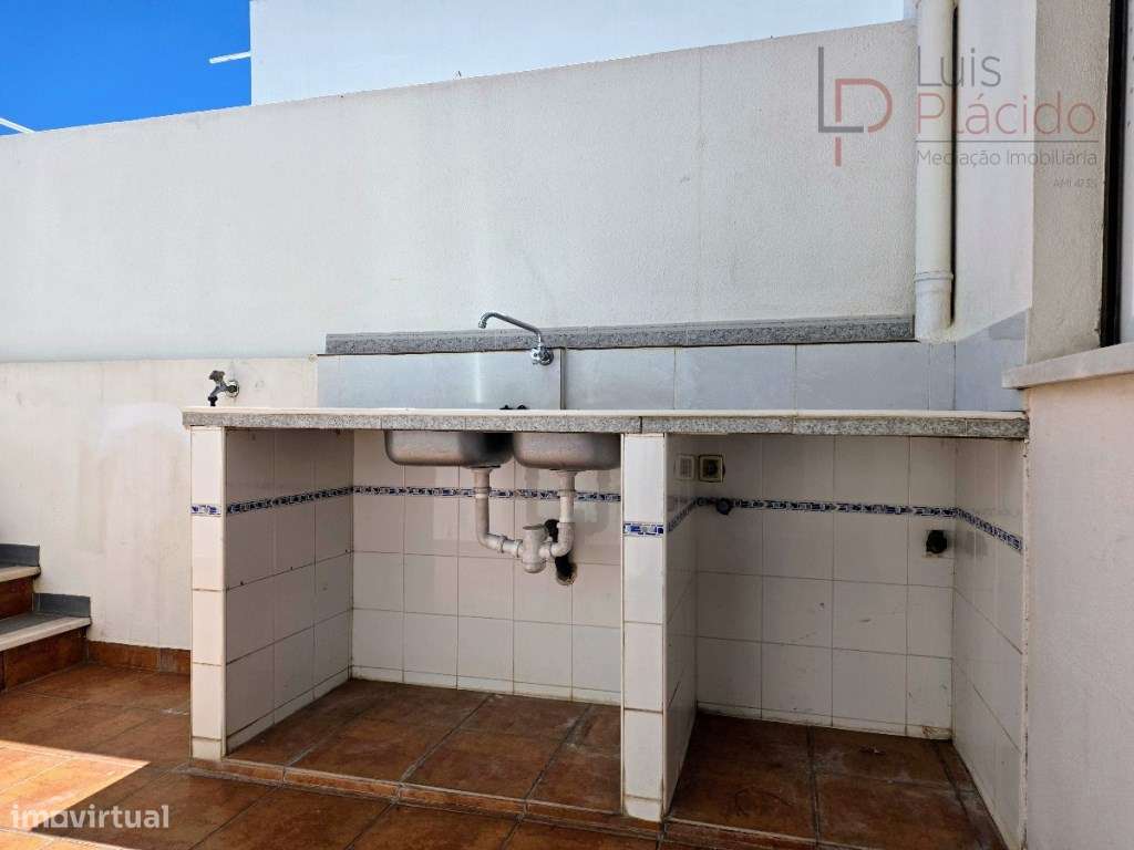 Moradia com 5 Quartos c/ Garagem + Anexo T1-30