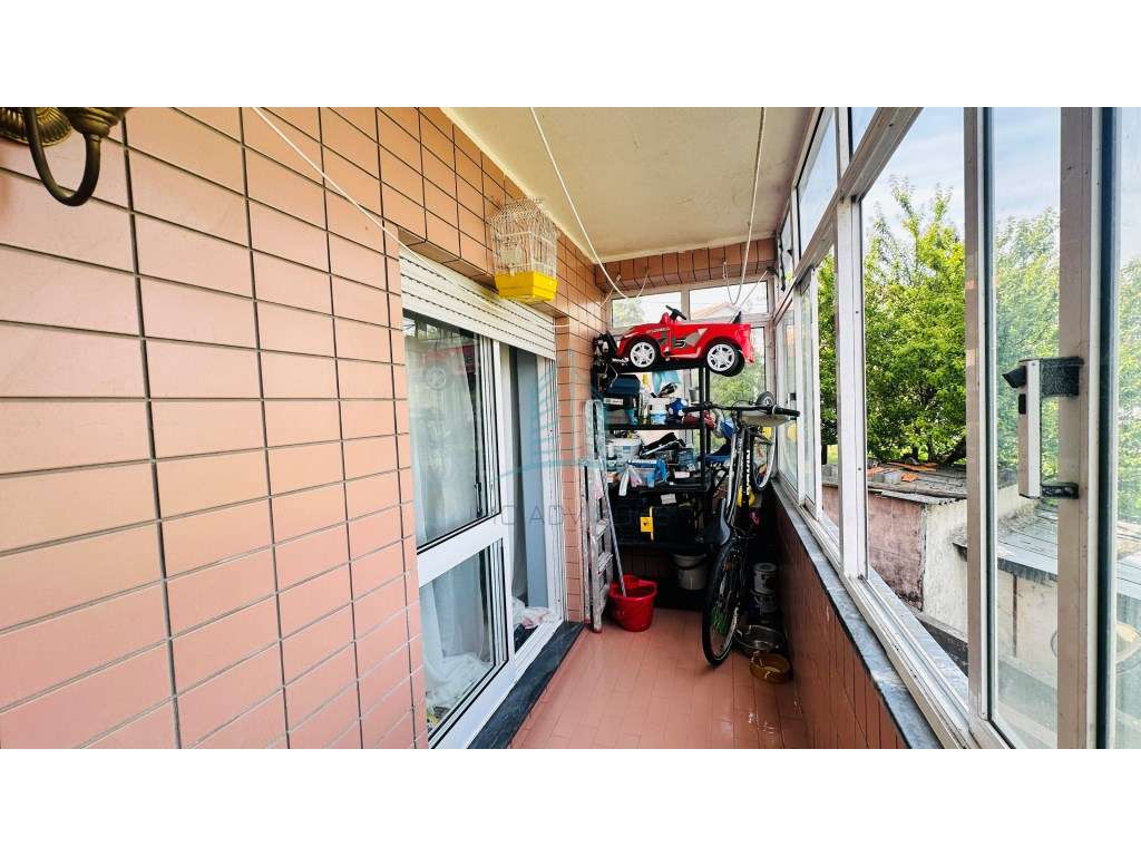 Excelente T2 com Lugar de Garagem e elevador em S. Cosme-16
