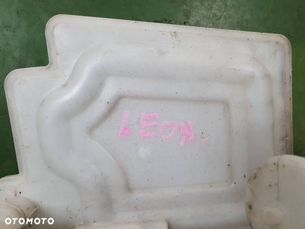 Seat Leon 2009r. zbiorniczek płynu do spryskiwaczy - 2