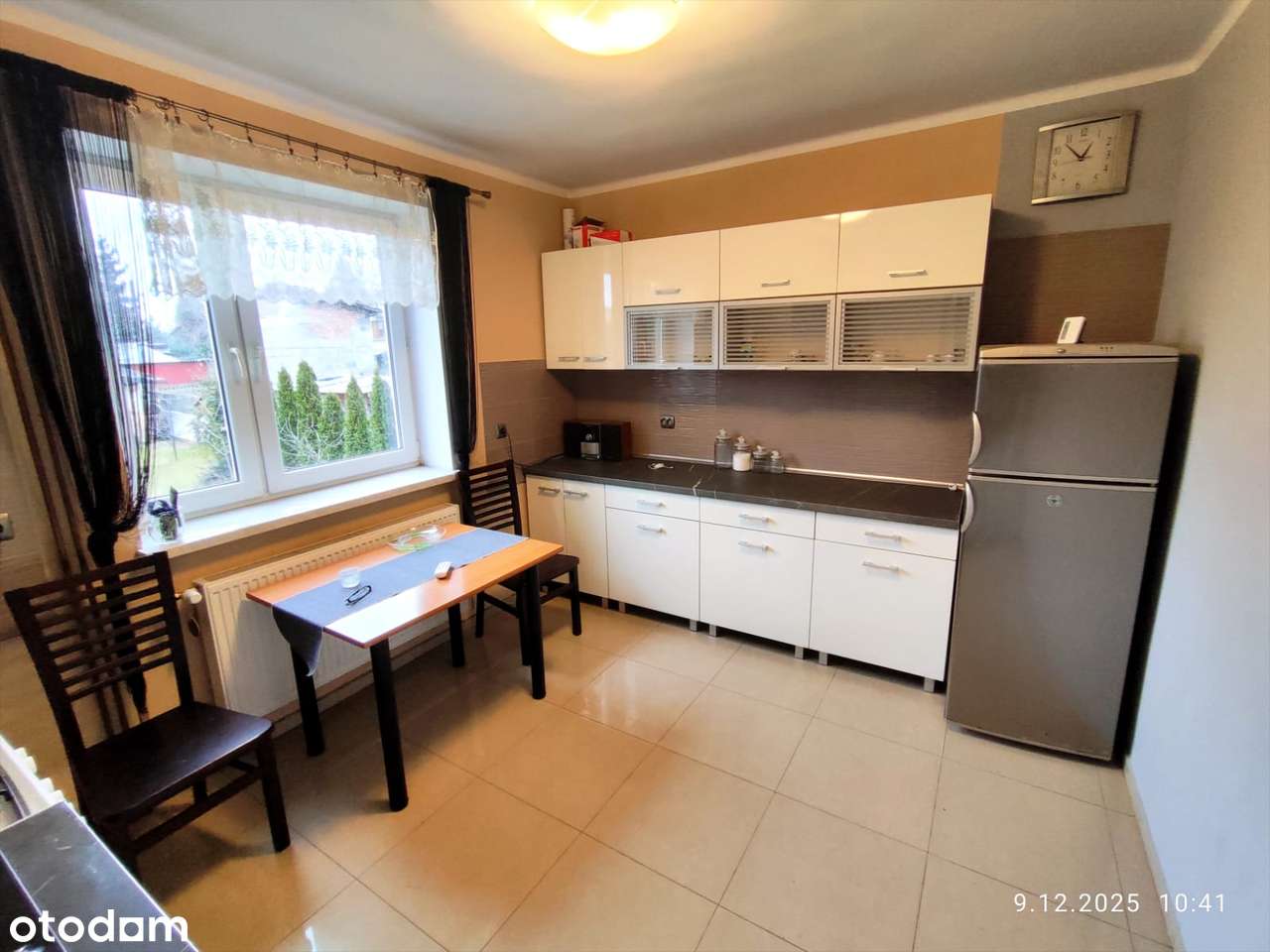 Dom z dwoma niezależnymi mieszkaniami.-8