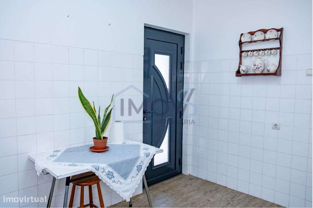 Propriedade com 2 Habitações, Anexo e Poço – Oportunidade Única em Fer-27