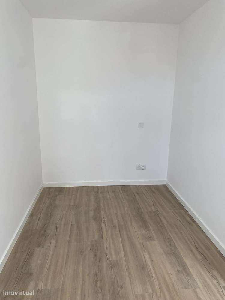 Vende-se imóvel totalmente renovado com 1 T2 + 5 T0 em Coimbra. - Grande imagem: 5/8