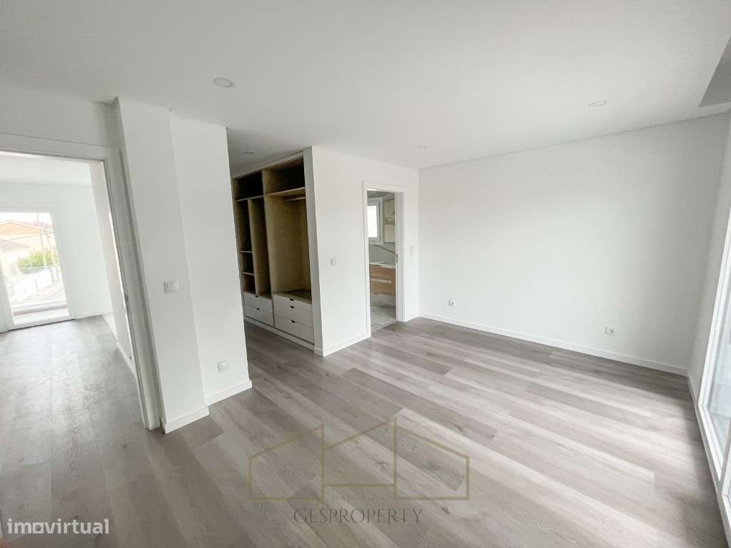 Moradia T4 Isolada Sobreda-24