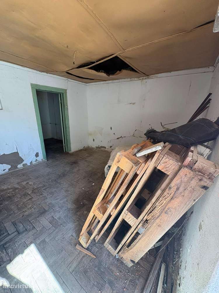 Moradia térrea para reconstrução com logradouro em Moita do Norte-8