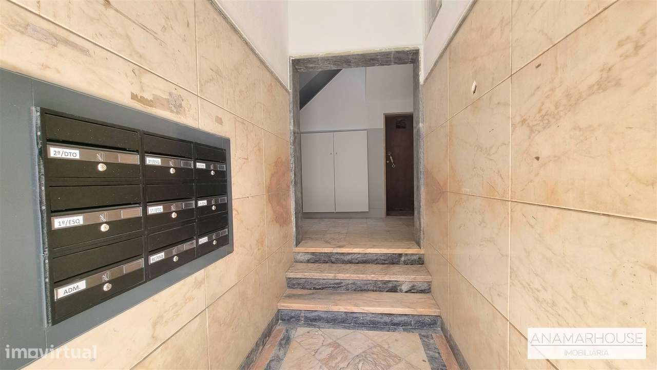 T2 remodelado com dois wcs, próximo á Urbanização do Neudel, Amadora-17