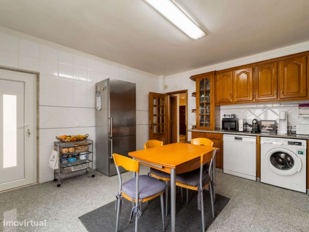 Moradia T4+1 localizada no bairro do 'Casal Novo'.-25