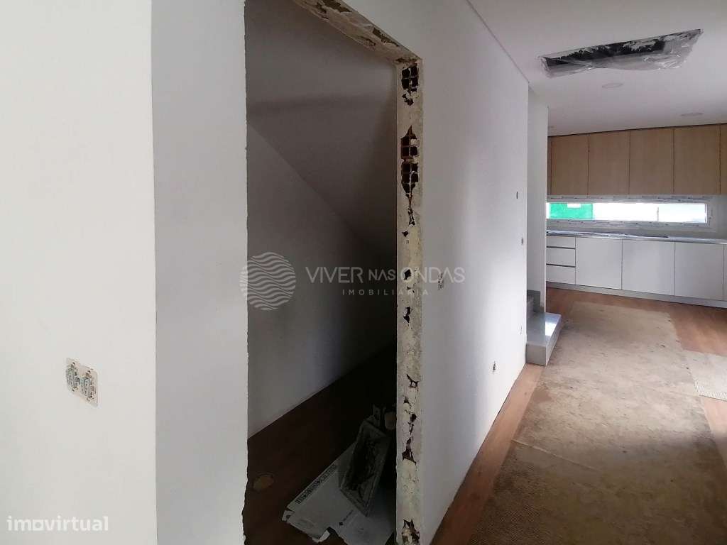 Moradia T2+1 Contemporânea em Foros da Catrapona - Fernão Ferro - Grande imagem: 4/38