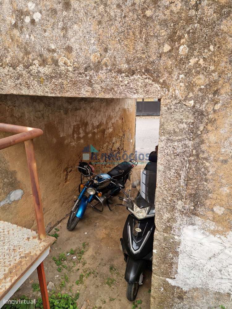 Moradia para recuperar com projecto já aprovado -pronta a reabilitar-14