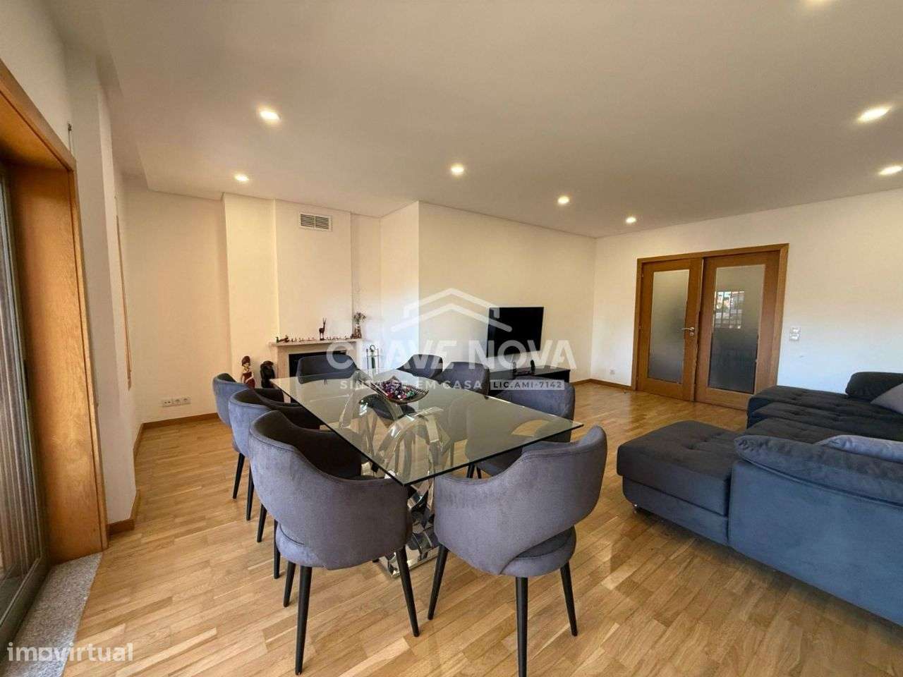 Apartamento T2+1 Renovado c/ Lugar de Garagem em Santa Marinha-20