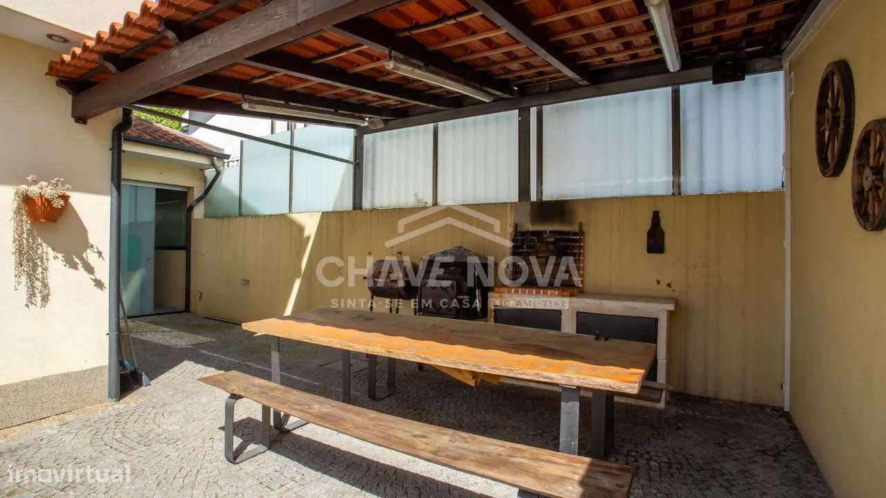 Moradia V3 de quatro frentes - Perosinho-34