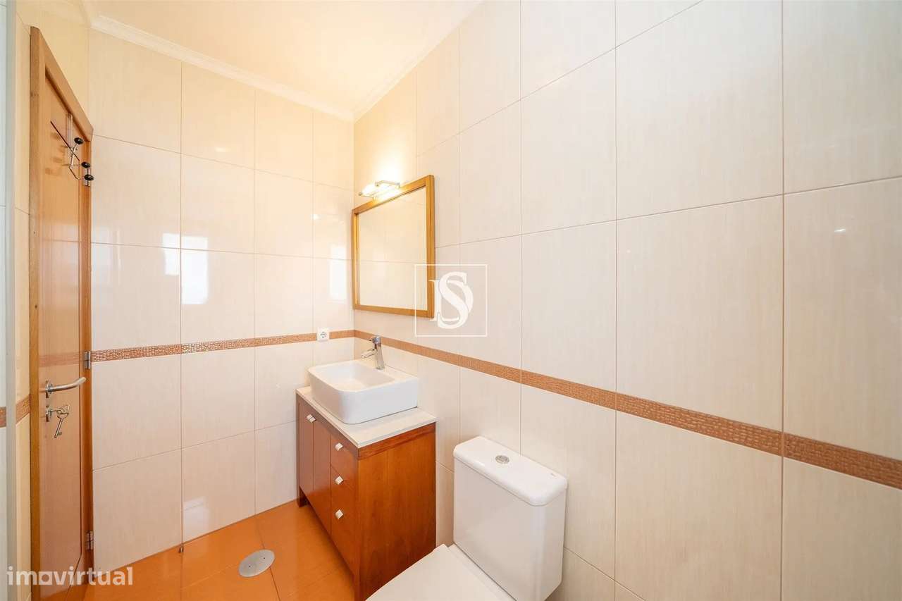 Moradia T3, Independente, em Aguçadoura, junto à Praia.-21