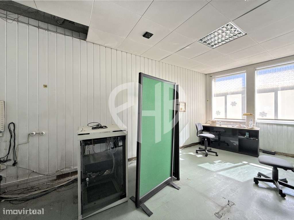 Edifício Comercial 2 Pisos // Rua do Padrão - Pedroso-23