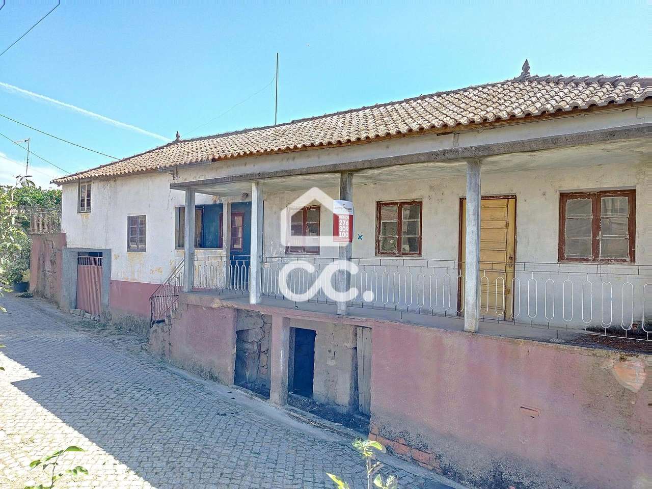 Moradia Para Restauro na Periferia da Cidade - Grande imagem: 4/28