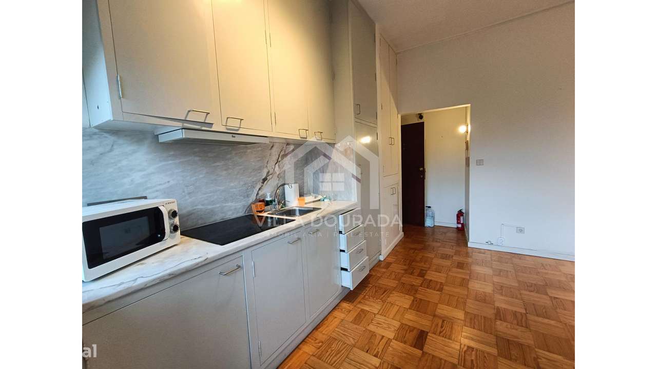 Apartamento T0 com cozinha equipada e localização central - Grande imagem: 2/13