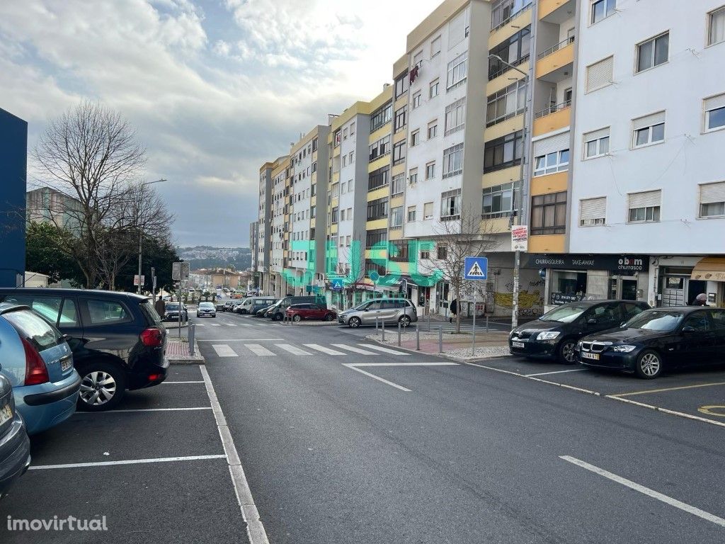 Apartamento T2 em Queluz junto à estação num 1º andar