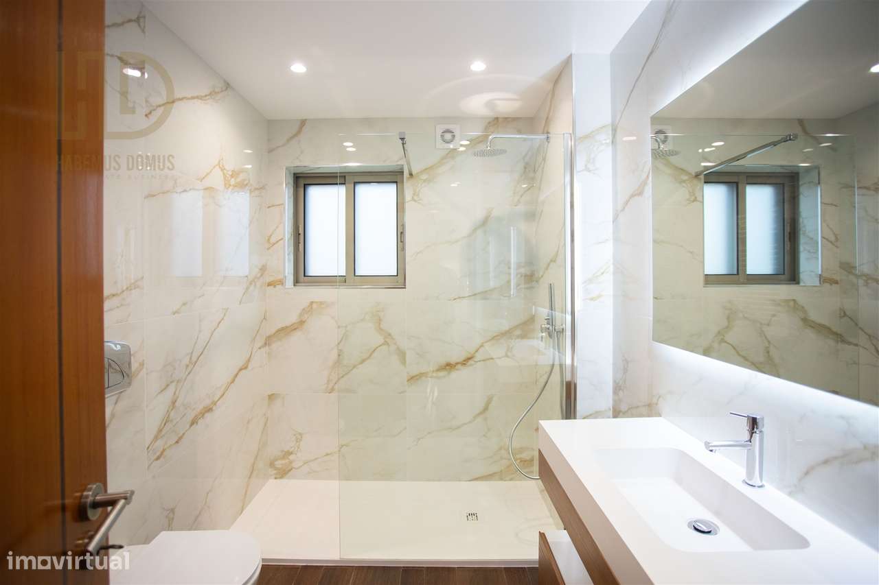 Moradia T3+1 de Luxo com 405m2 , renovada e Independente a 200 Metros-27