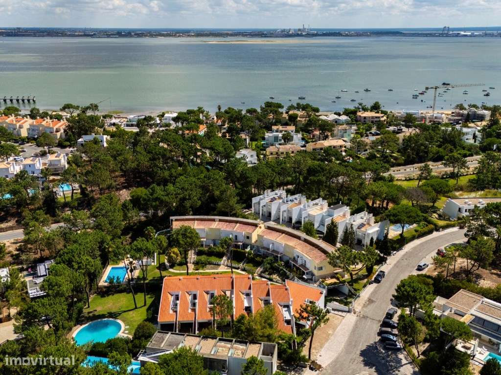 Moradia em Condomínio Fechado com Piscina e Terraço Privativo | A 1...-31