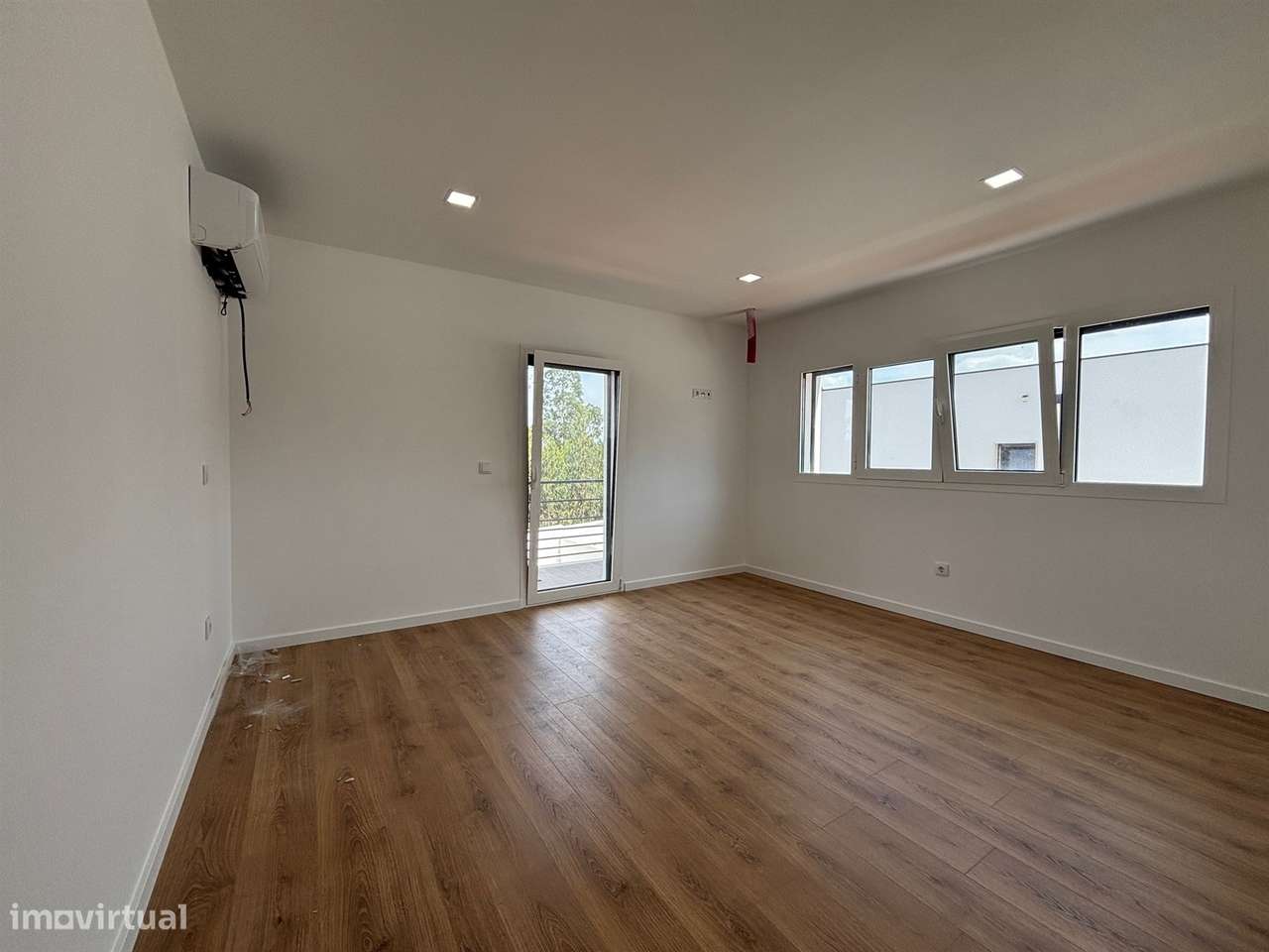 Moradia T4+1/ Terreno / Terraço / Nova / Caxarias-16