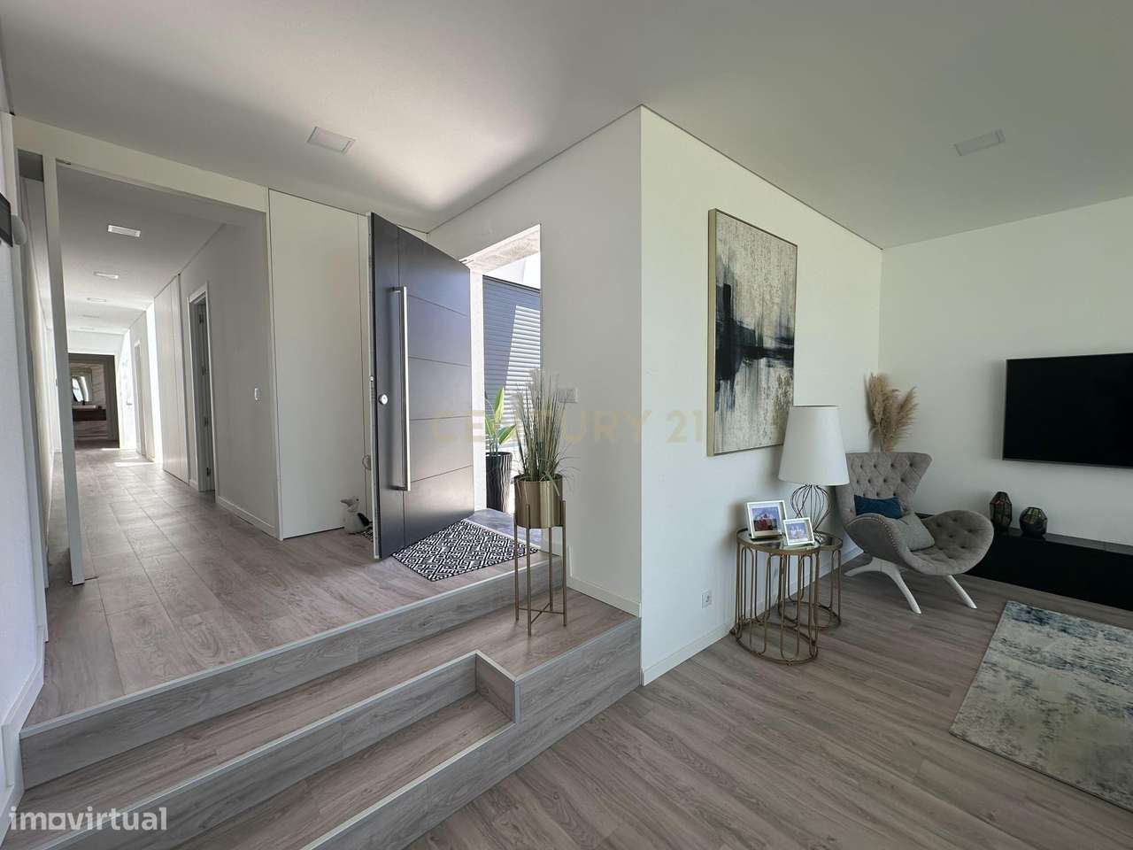 Moradia Térrea com Piscina aquecida e excelente jardim. Localizada em-21